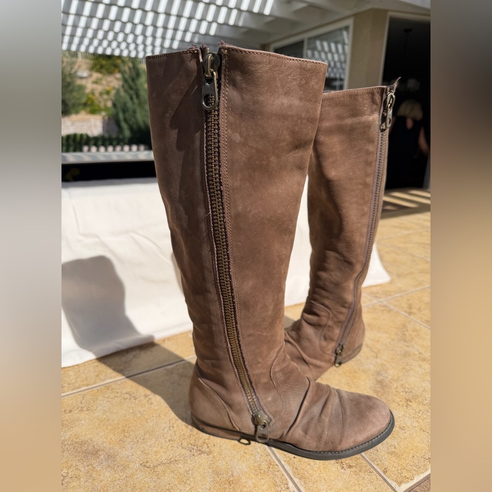*SOLD* Steve Madden 8.5 Brown Knee High Tall Zipper Suede Boots Size 8.5